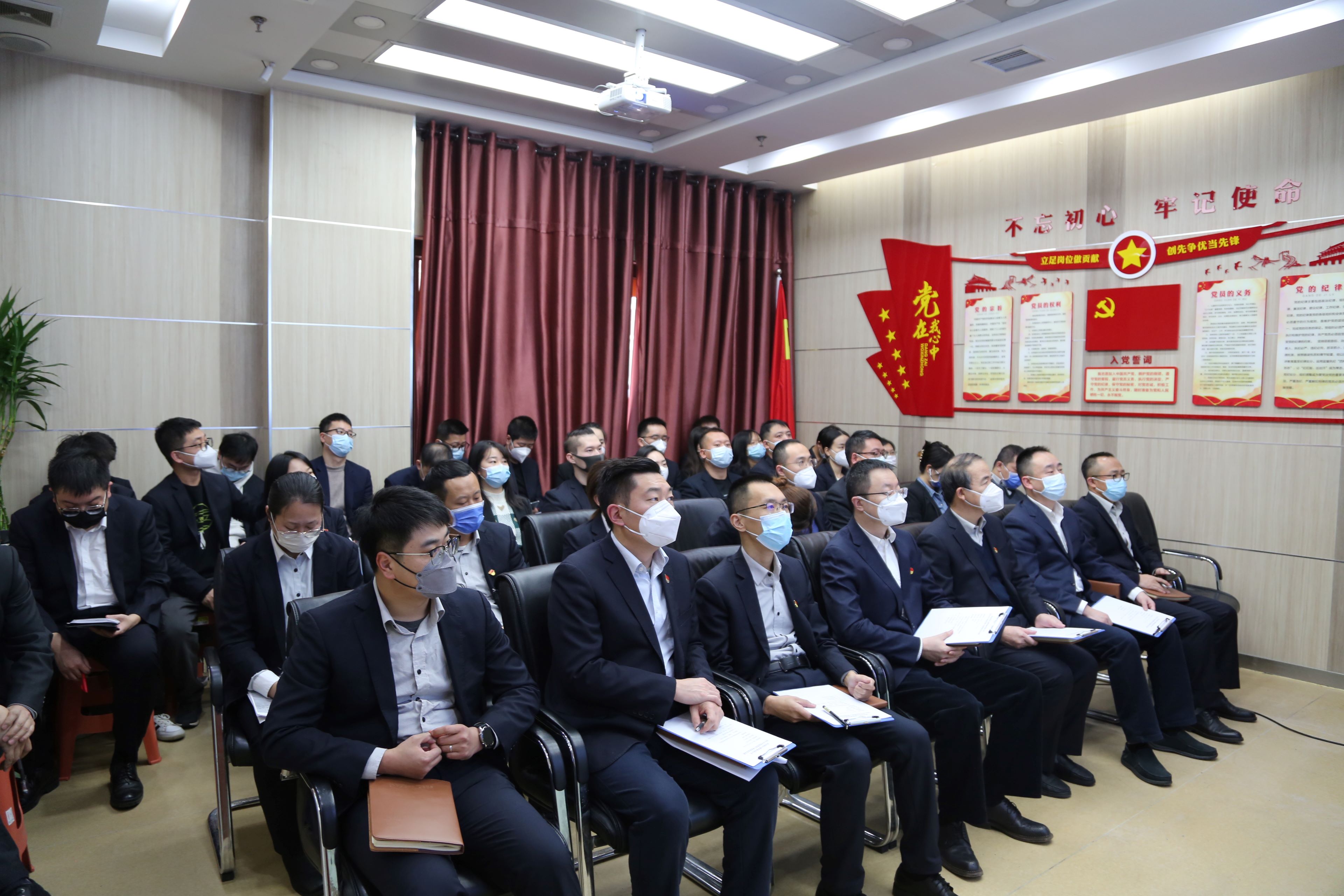 聚力創(chuàng)佳績(jī) 實(shí)干謀新篇  國(guó)信小貸召開(kāi)2022年度中高層干部述職大會(huì)