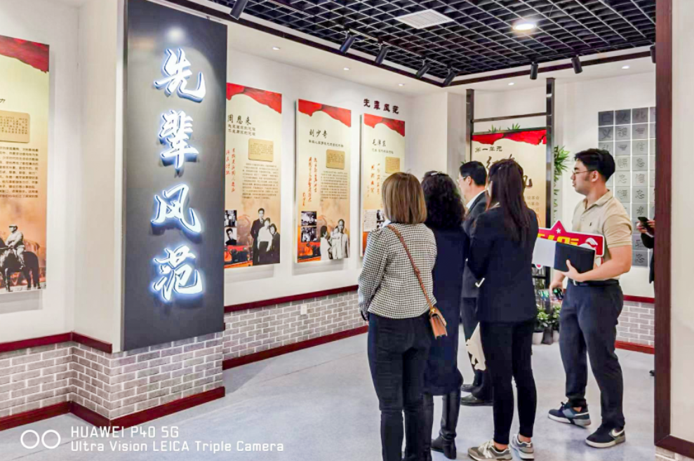 公司固定收益部黨支部、投行業(yè)務(wù)部黨支部、綜合事務(wù)部與金融（產(chǎn)業(yè)）基地保障黨支部開展聯(lián)合黨日活動